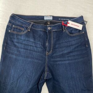 Molly & Isadora Mid rise skinny jeans.